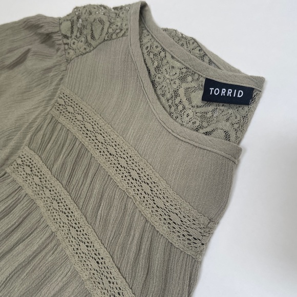 🍀Torrid top with ruffle sleeves and lace embellishments - Picture 15 of 17